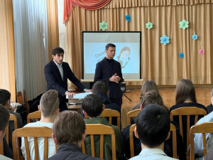 В школе №28 прошла открытая беседа о ВИЧ: специалисты и волонтёры-медики развеяли мифы для учеников