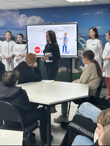 Специалисты Центра общественного здоровья и волонтеры-медики провели лекцию о репродуктивном здоровье в Майкопском политехническом техникуме